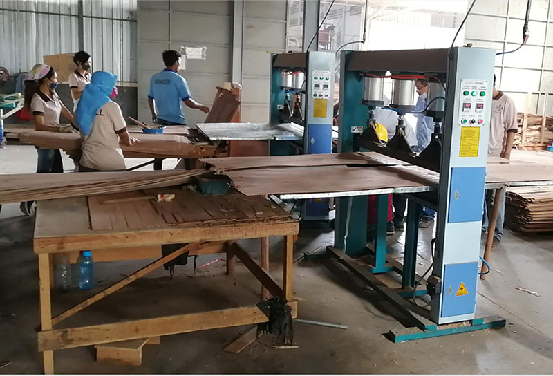 Máquina de madeira compensada instalada na Indonésia