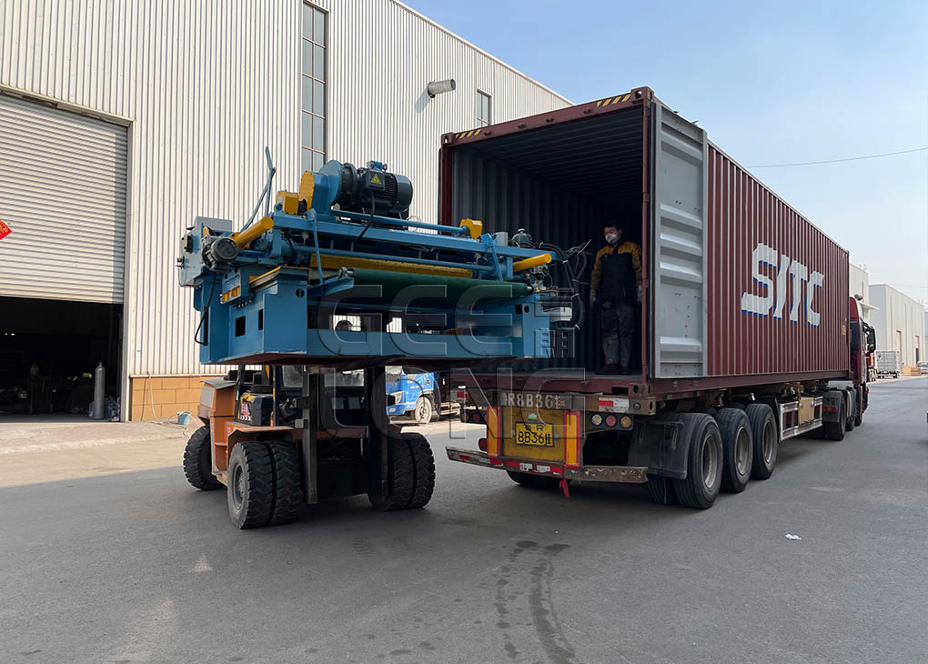 China GEELONG exportou máquina de descascamento de folheado de 5 pés para serviço pesado e empilhadeira da marca 3T HELI para a Indonésia