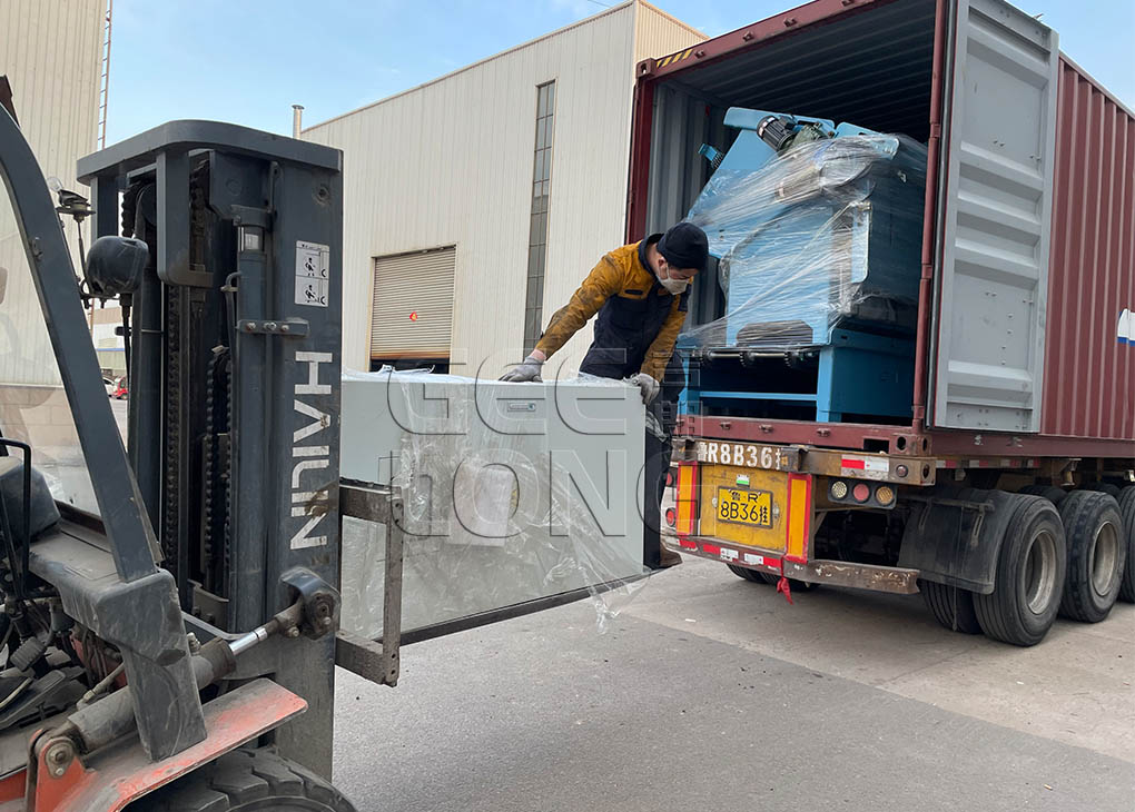 China GEELONG exportou máquina de descascamento de folheado de 5 pés para serviço pesado e empilhadeira da marca 3T HELI para a Indonésia