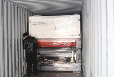 máquina de lixar madeira compensada e carregamento de contêiner de máquina de prensagem a quente de madeira acabada