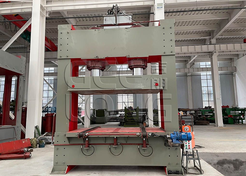 China GEELONG máquina de prensagem a frio de madeira compensada com sistema de carregamento tipo corrente
