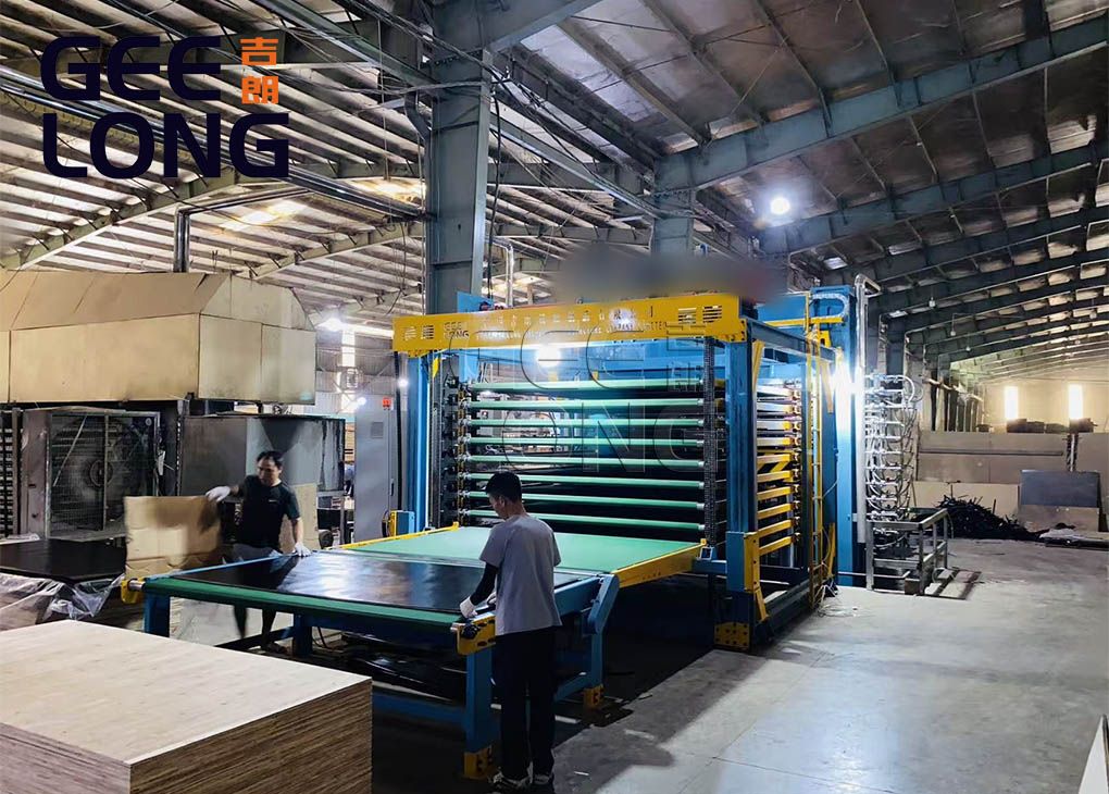 Máquina de prensagem a quente semiautomática para compensado com revestimento de filme instalada no Vietnã Máquina de prensagem a quente semiautomática para compensado com revestimento de filme instalada no Vietnã