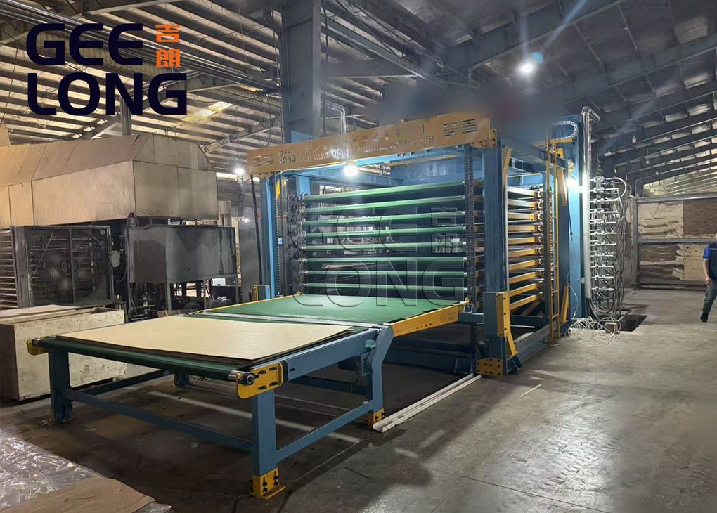 Máquina de prensagem a quente semiautomática para compensado com revestimento de filme instalada no Vietnã Máquina de prensagem a quente semiautomática para compensado com revestimento de filme instalada no Vietnã