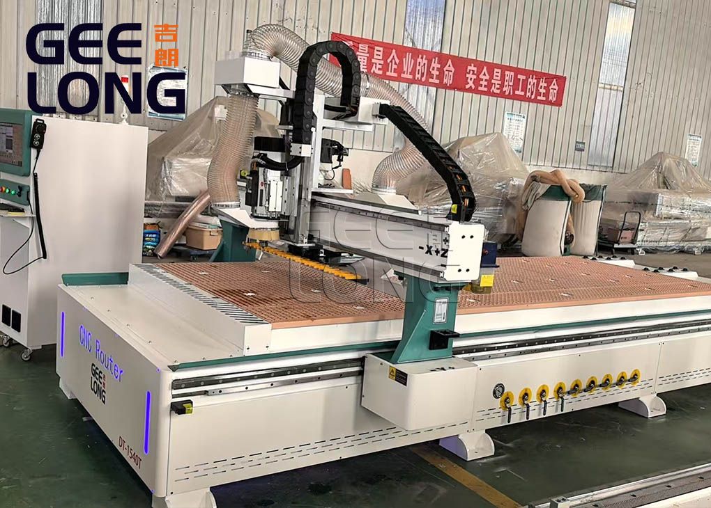 CNC router with automatic knife balde changing system.jpg